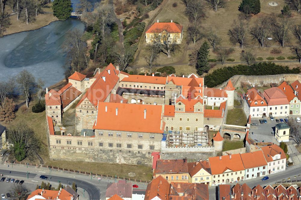 Horsovsky Tyn / Bischofteinitz from the bird's eye view: Das Schloss Horsovsky Tyn / Bischofteinitz, eine ehemalige Bischofsburg, während Bauarbeiten an der Fassade, am nam. Republiky / Platz der Republik in Horsovsky Tyn / Bischofteinitz in der Region Plzensky kraj / Pilsen in der Tschechischen Republik. During construction works of the castle Horsovsky Tyn / Bischofteiniz at the street nam. Republiky in Horsovsky Tyn in the region Plzensky kraj in Czech Republic.