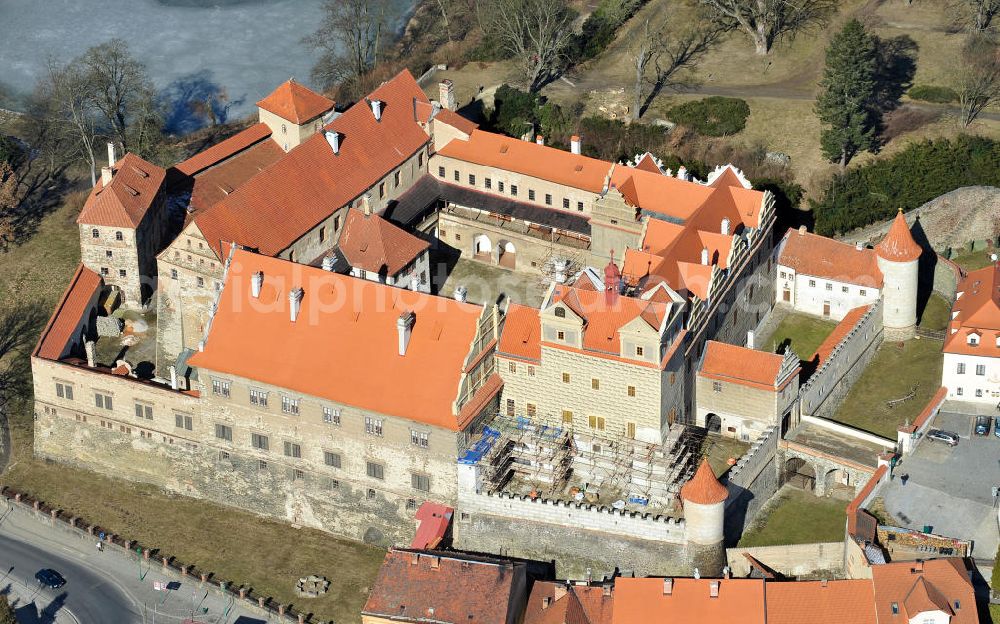 Aerial image Horsovsky Tyn / Bischofteinitz - Das Schloss Horsovsky Tyn / Bischofteinitz, eine ehemalige Bischofsburg, während Bauarbeiten an der Fassade, am nam. Republiky / Platz der Republik in Horsovsky Tyn / Bischofteinitz in der Region Plzensky kraj / Pilsen in der Tschechischen Republik. During construction works of the castle Horsovsky Tyn / Bischofteiniz at the street nam. Republiky in Horsovsky Tyn in the region Plzensky kraj in Czech Republic.