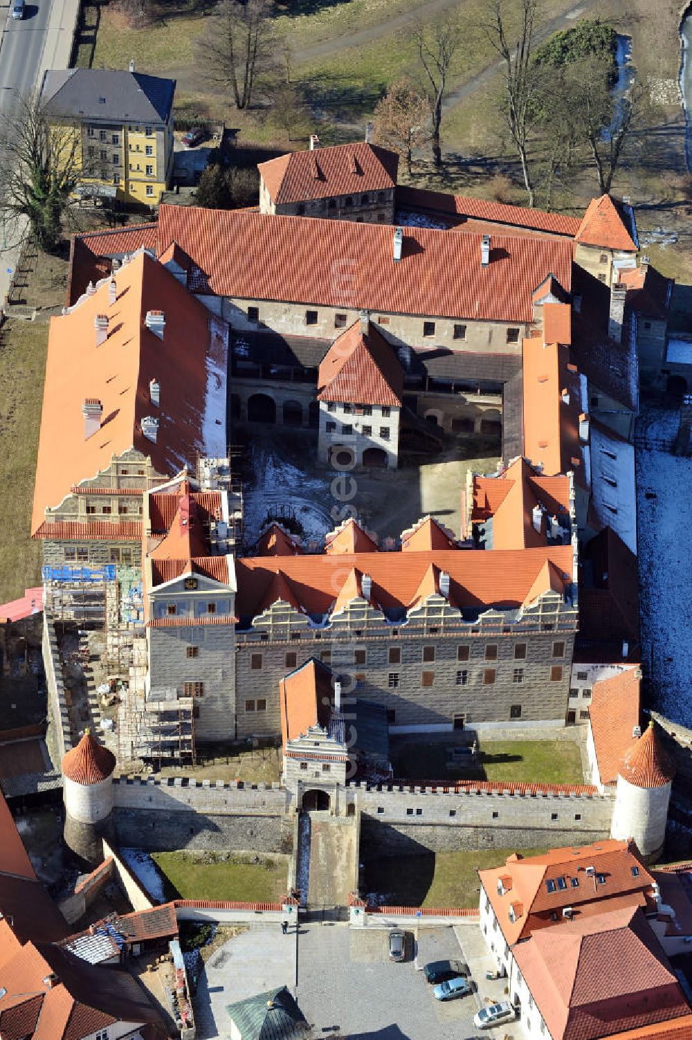 Aerial photograph Horsovsky Tyn / Bischofteinitz - Das Schloss Horsovsky Tyn / Bischofteinitz, eine ehemalige Bischofsburg, während Bauarbeiten an der Fassade, am nam. Republiky / Platz der Republik in Horsovsky Tyn / Bischofteinitz in der Region Plzensky kraj / Pilsen in der Tschechischen Republik. During construction works of the castle Horsovsky Tyn / Bischofteiniz at the street nam. Republiky in Horsovsky Tyn in the region Plzensky kraj in Czech Republic.