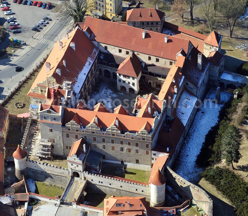 Horsovsky Tyn / Bischofteinitz from above - Das Schloss Horsovsky Tyn / Bischofteinitz, eine ehemalige Bischofsburg, während Bauarbeiten an der Fassade, am nam. Republiky / Platz der Republik in Horsovsky Tyn / Bischofteinitz in der Region Plzensky kraj / Pilsen in der Tschechischen Republik. During construction works of the castle Horsovsky Tyn / Bischofteiniz at the street nam. Republiky in Horsovsky Tyn in the region Plzensky kraj in Czech Republic.