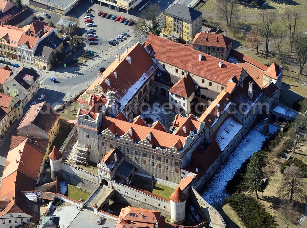 Horsovsky Tyn / Bischofteinitz from the bird's eye view: Das Schloss Horsovsky Tyn / Bischofteinitz, eine ehemalige Bischofsburg, während Bauarbeiten an der Fassade, am nam. Republiky / Platz der Republik in Horsovsky Tyn / Bischofteinitz in der Region Plzensky kraj / Pilsen in der Tschechischen Republik. During construction works of the castle Horsovsky Tyn / Bischofteiniz at the street nam. Republiky in Horsovsky Tyn in the region Plzensky kraj in Czech Republic.