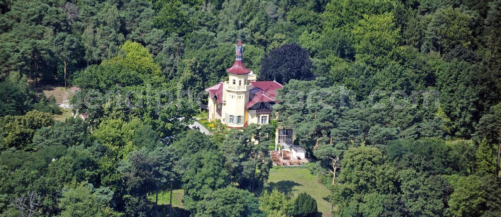 Storkow from above - Blick auf das 5-Sterne-Hotel bei Hubertushöhe am Storkower See. Das Jagdschloss wurde im Landhausstil erbaut und zeigt verschiedene Drachenelemente. Das Hotel bietet 23 luxuriöse Zimmer und Suiten an. View of the five-star hotel Hubertushoehe on Lake Storkow. The hunting lodge was built in the country house style and shows several dragon elements. The hotel offers 23 luxurious rooms and suites.