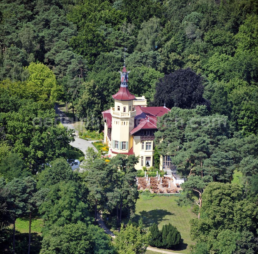 Aerial photograph Storkow - Blick auf das 5-Sterne-Hotel bei Hubertushöhe am Storkower See. Das Jagdschloss wurde im Landhausstil erbaut und zeigt verschiedene Drachenelemente. Das Hotel bietet 23 luxuriöse Zimmer und Suiten an. View of the five-star hotel Hubertushoehe on Lake Storkow. The hunting lodge was built in the country house style and shows several dragon elements. The hotel offers 23 luxurious rooms and suites.