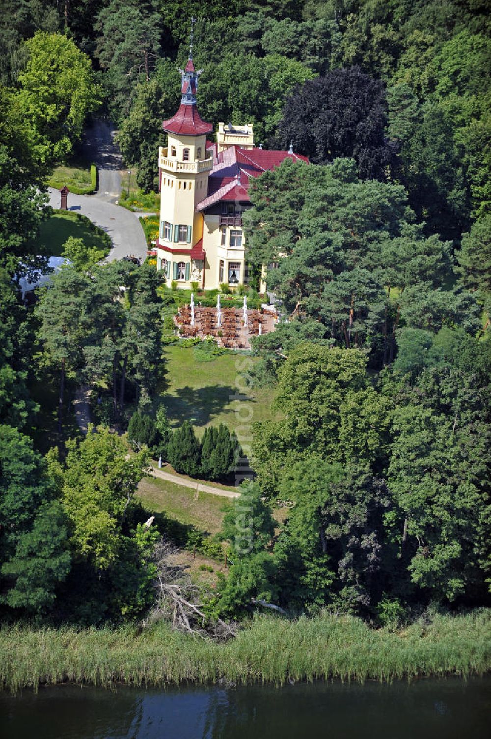 Storkow from the bird's eye view: Blick auf das 5-Sterne-Hotel bei Hubertushöhe am Storkower See. Das Jagdschloss wurde im Landhausstil erbaut und zeigt verschiedene Drachenelemente. Das Hotel bietet 23 luxuriöse Zimmer und Suiten an. View of the five-star hotel Hubertushoehe on Lake Storkow. The hunting lodge was built in the country house style and shows several dragon elements. The hotel offers 23 luxurious rooms and suites.