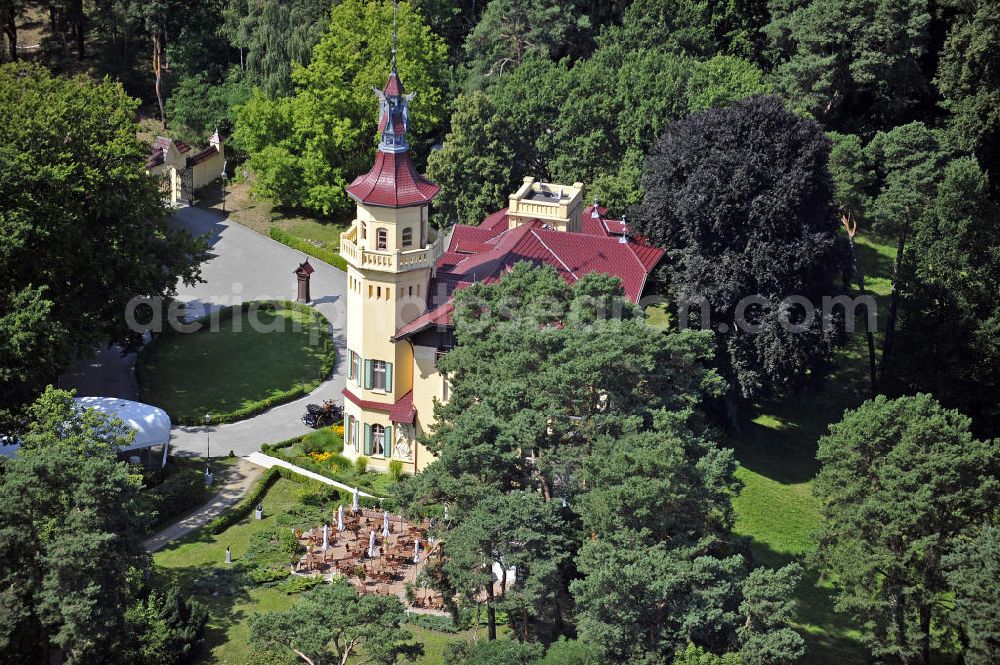 Aerial photograph Storkow - Blick auf das 5-Sterne-Hotel bei Hubertushöhe am Storkower See. Das Jagdschloss wurde im Landhausstil erbaut und zeigt verschiedene Drachenelemente. Das Hotel bietet 23 luxuriöse Zimmer und Suiten an. View of the five-star hotel Hubertushoehe on Lake Storkow. The hunting lodge was built in the country house style and shows several dragon elements. The hotel offers 23 luxurious rooms and suites.