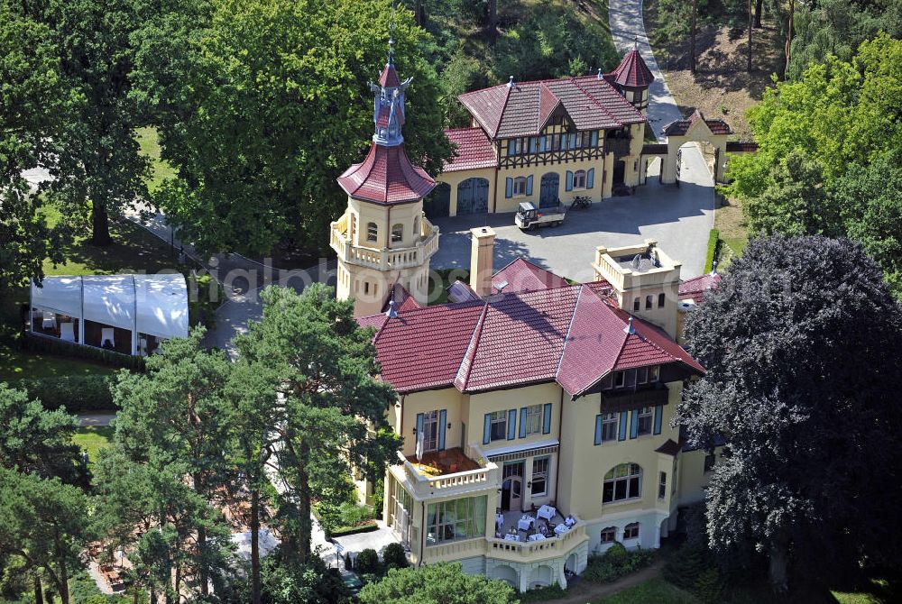 Storkow from the bird's eye view: Blick auf das 5-Sterne-Hotel bei Hubertushöhe am Storkower See. Das Jagdschloss wurde im Landhausstil erbaut und zeigt verschiedene Drachenelemente. Das Hotel bietet 23 luxuriöse Zimmer und Suiten an. View of the five-star hotel Hubertushoehe on Lake Storkow. The hunting lodge was built in the country house style and shows several dragon elements. The hotel offers 23 luxurious rooms and suites.