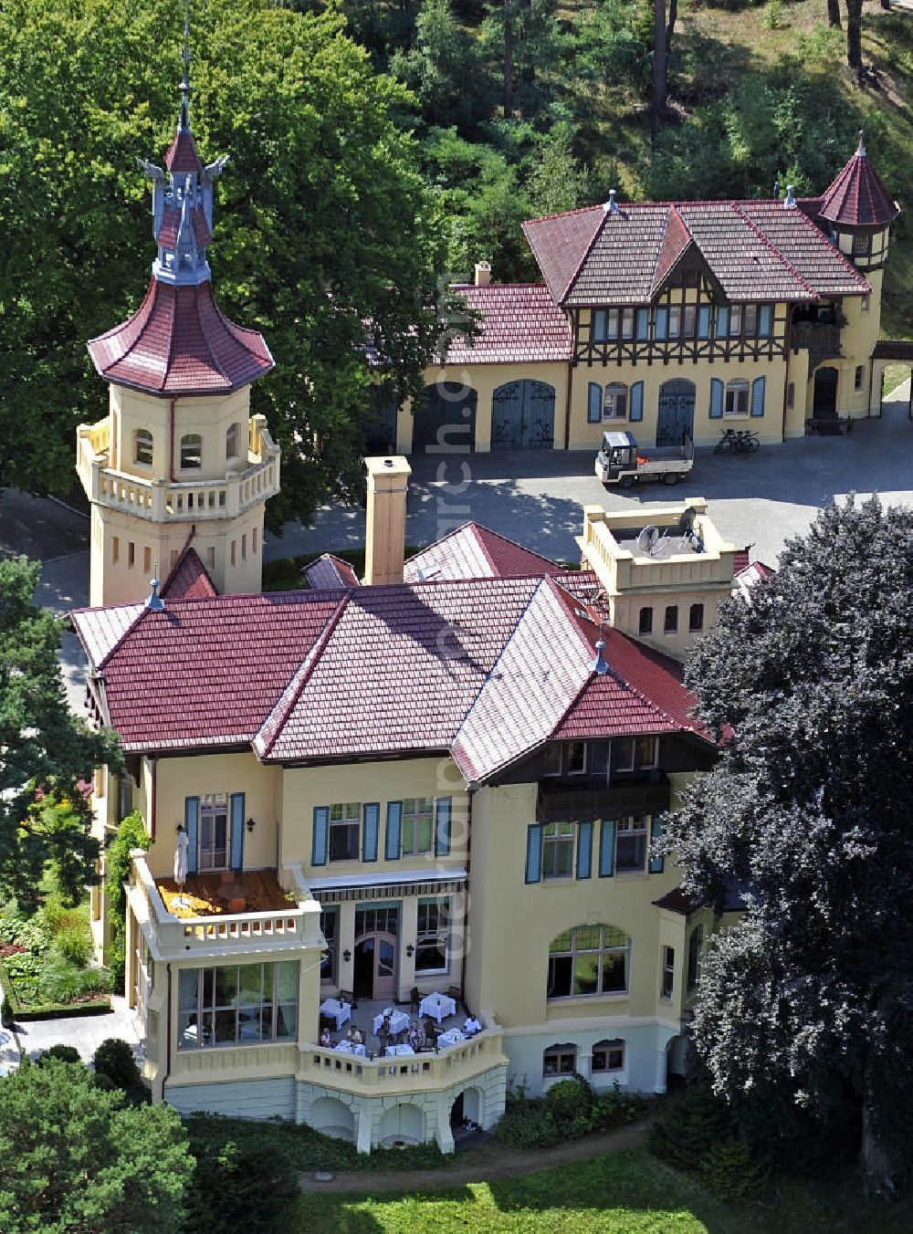 Storkow from above - Blick auf das 5-Sterne-Hotel bei Hubertushöhe am Storkower See. Das Jagdschloss wurde im Landhausstil erbaut und zeigt verschiedene Drachenelemente. Das Hotel bietet 23 luxuriöse Zimmer und Suiten an. View of the five-star hotel Hubertushoehe on Lake Storkow. The hunting lodge was built in the country house style and shows several dragon elements. The hotel offers 23 luxurious rooms and suites.