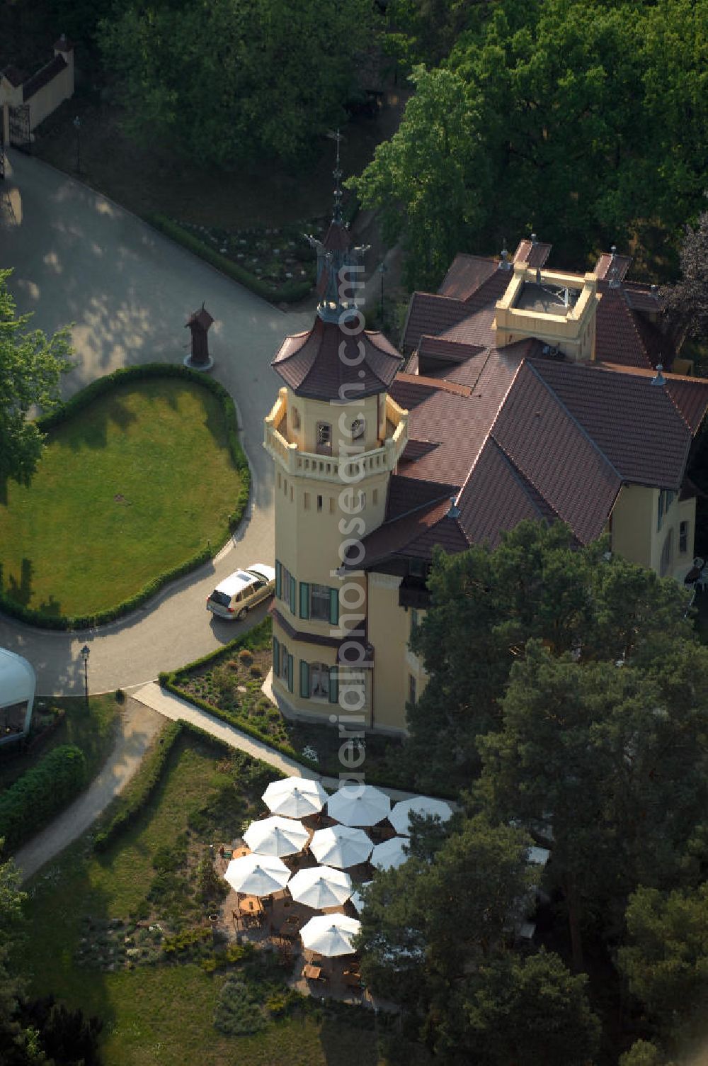 Aerial photograph Storkow - Das im Jahr 1900 von Georg W. Büxenstein erbaute Jagdschloss Hubertushöhe gehört seit September 2008 der Louis Group, einer südafrikanischen Hotelgruppe. Kontakt Louis Group: Tel. +27 21 529 4600, Fax +27 21 529 4625, Email: info@louisgrouphotels.com; Kontakt Hotel Schloss Hubertushöhe: Robert-Koch-Str. 1, 15859 Storkow, Tel. +49(0)33678 430, Fax +49(0)33678 43100, Email: Schloss@Hubertushoehe.de