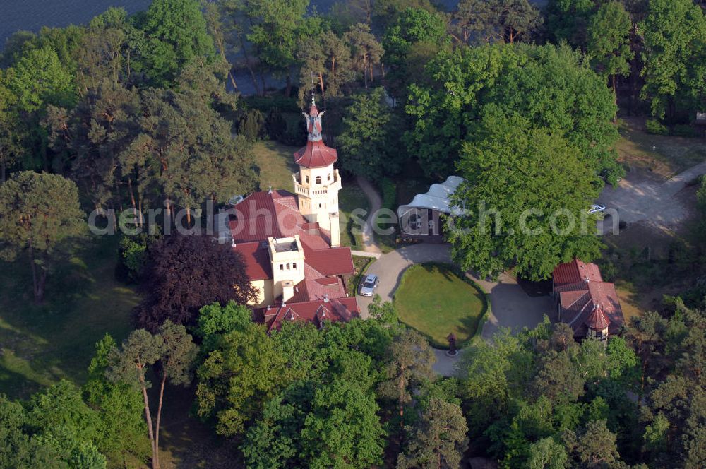 Storkow from above - Das im Jahr 1900 von Georg W. Büxenstein erbaute Jagdschloss Hubertushöhe gehört seit September 2008 der Louis Group, einer südafrikanischen Hotelgruppe. Kontakt Louis Group: Tel. +27 21 529 4600, Fax +27 21 529 4625, Email: info@louisgrouphotels.com; Kontakt Hotel Schloss Hubertushöhe: Robert-Koch-Str. 1, 15859 Storkow, Tel. +49(0)33678 430, Fax +49(0)33678 43100, Email: Schloss@Hubertushoehe.de