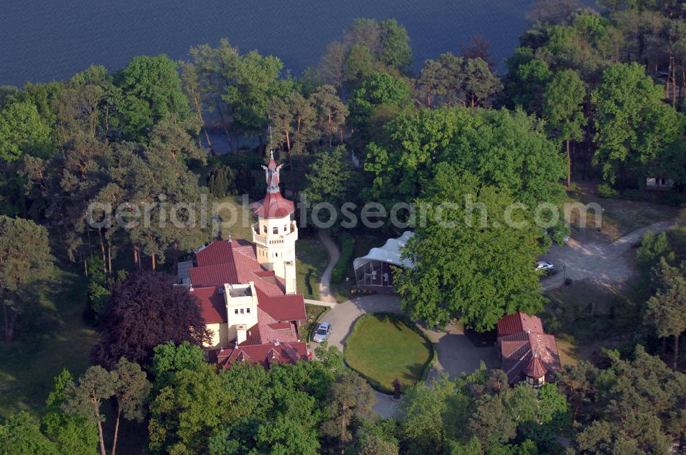 Storkow from the bird's eye view: Das im Jahr 1900 von Georg W. Büxenstein erbaute Jagdschloss Hubertushöhe gehört seit September 2008 der Louis Group, einer südafrikanischen Hotelgruppe. Kontakt Louis Group: Tel. +27 21 529 4600, Fax +27 21 529 4625, Email: info@louisgrouphotels.com; Kontakt Hotel Schloss Hubertushöhe: Robert-Koch-Str. 1, 15859 Storkow, Tel. +49(0)33678 430, Fax +49(0)33678 43100, Email: Schloss@Hubertushoehe.de