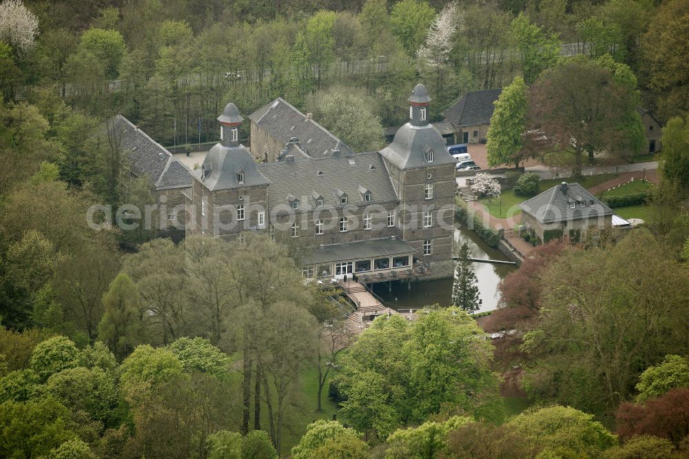 Kettwig / Essen from above - Blick auf das Schloss Hugenpoet ( Hugenpoot ) ist ein dreiteiliges Wasserschloss im Essener Stadtteil Kettwig in den Auenlandschaften des Ruhrtals. Heute wird das feudale Anwesen u.a. als Hotel genutzt. View of the castle Hugenpoet (Hugenpoot) is a three-part water castle in the district of Essen Kettwig.