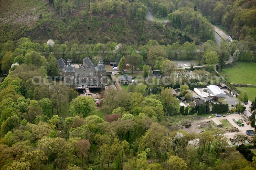 Kettwig / Essen from the bird's eye view: Blick auf das Schloss Hugenpoet ( Hugenpoot ) ist ein dreiteiliges Wasserschloss im Essener Stadtteil Kettwig in den Auenlandschaften des Ruhrtals. Heute wird das feudale Anwesen u.a. als Hotel genutzt. View of the castle Hugenpoet (Hugenpoot) is a three-part water castle in the district of Essen Kettwig.