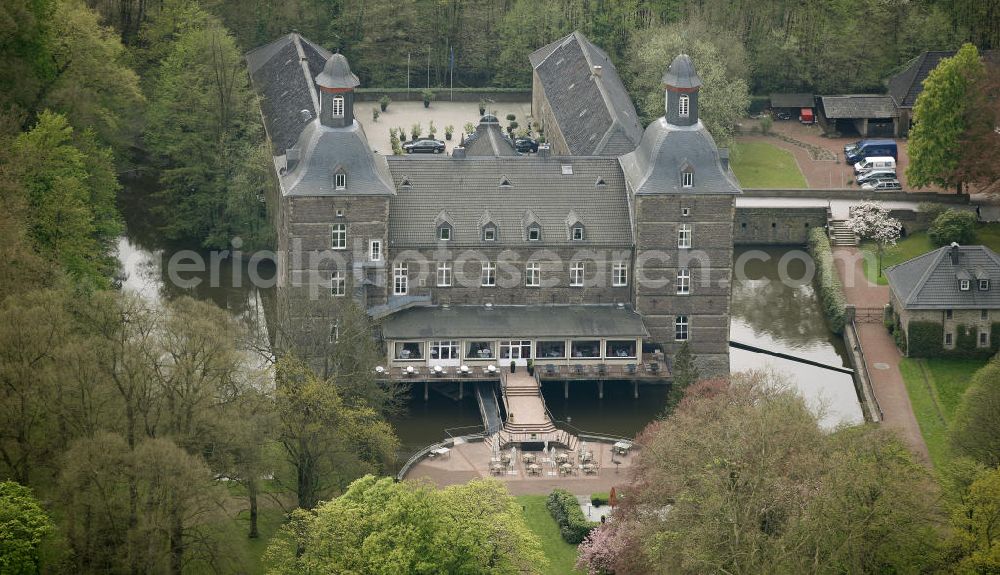 Aerial image Kettwig / Essen - Blick auf das Schloss Hugenpoet ( Hugenpoot ) ist ein dreiteiliges Wasserschloss im Essener Stadtteil Kettwig in den Auenlandschaften des Ruhrtals. Heute wird das feudale Anwesen u.a. als Hotel genutzt. View of the castle Hugenpoet (Hugenpoot) is a three-part water castle in the district of Essen Kettwig.