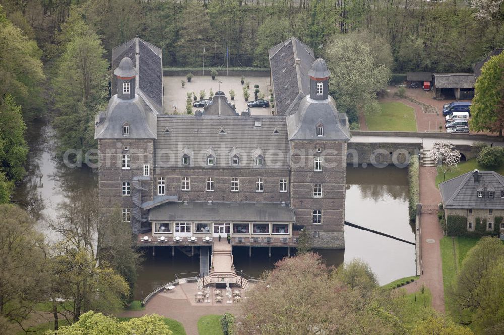 Aerial photograph Kettwig / Essen - Blick auf das Schloss Hugenpoet ( Hugenpoot ) ist ein dreiteiliges Wasserschloss im Essener Stadtteil Kettwig in den Auenlandschaften des Ruhrtals. Heute wird das feudale Anwesen u.a. als Hotel genutzt. View of the castle Hugenpoet (Hugenpoot) is a three-part water castle in the district of Essen Kettwig.