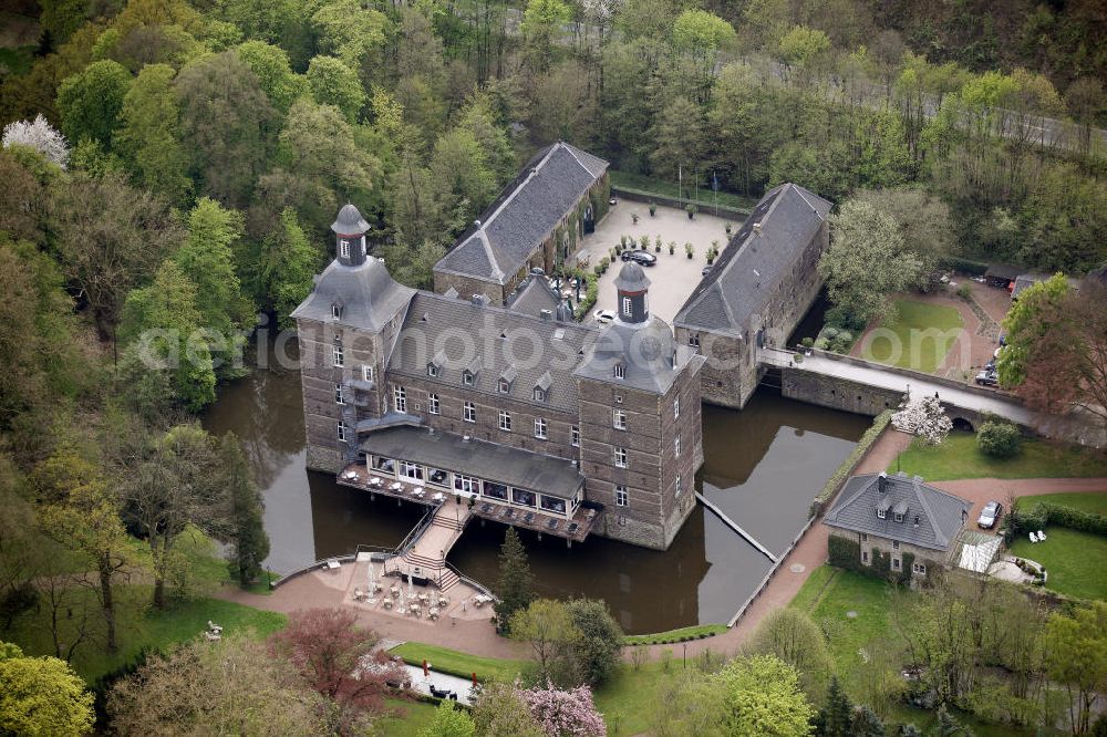 Kettwig / Essen from above - Blick auf das Schloss Hugenpoet ( Hugenpoot ) ist ein dreiteiliges Wasserschloss im Essener Stadtteil Kettwig in den Auenlandschaften des Ruhrtals. Heute wird das feudale Anwesen u.a. als Hotel genutzt. View of the castle Hugenpoet (Hugenpoot) is a three-part water castle in the district of Essen Kettwig.