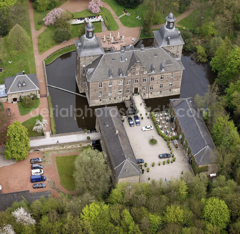 Kettwig / Essen from the bird's eye view: Blick auf das Schloss Hugenpoet ( Hugenpoot ) ist ein dreiteiliges Wasserschloss im Essener Stadtteil Kettwig in den Auenlandschaften des Ruhrtals. Heute wird das feudale Anwesen u.a. als Hotel genutzt. View of the castle Hugenpoet (Hugenpoot) is a three-part water castle in the district of Essen Kettwig.