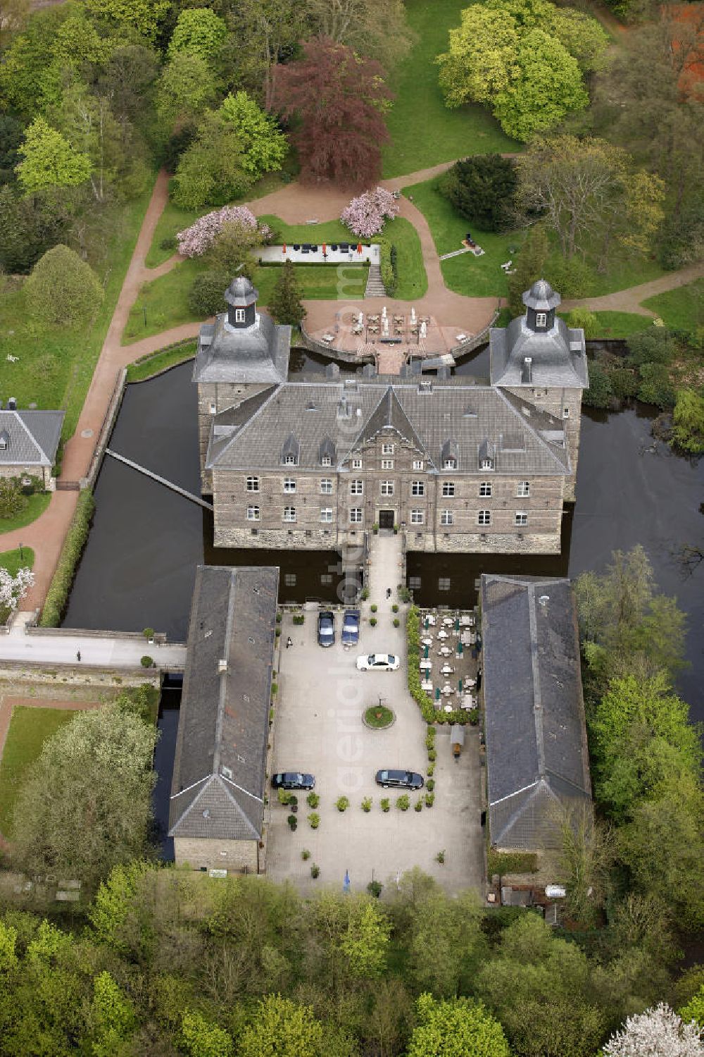 Aerial image Kettwig / Essen - Blick auf das Schloss Hugenpoet ( Hugenpoot ) ist ein dreiteiliges Wasserschloss im Essener Stadtteil Kettwig in den Auenlandschaften des Ruhrtals. Heute wird das feudale Anwesen u.a. als Hotel genutzt. View of the castle Hugenpoet (Hugenpoot) is a three-part water castle in the district of Essen Kettwig.