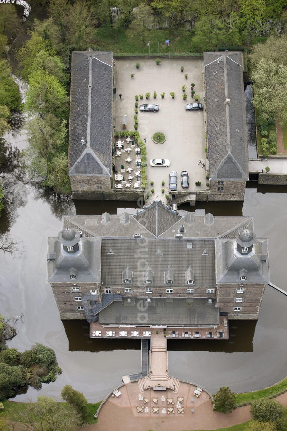 Aerial photograph Kettwig / Essen - Blick auf das Schloss Hugenpoet ( Hugenpoot ) ist ein dreiteiliges Wasserschloss im Essener Stadtteil Kettwig in den Auenlandschaften des Ruhrtals. Heute wird das feudale Anwesen u.a. als Hotel genutzt. View of the castle Hugenpoet (Hugenpoot) is a three-part water castle in the district of Essen Kettwig.