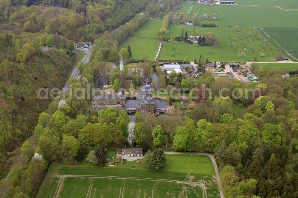 Kettwig / Essen from above - Blick auf das Schloss Hugenpoet ( Hugenpoot ) ist ein dreiteiliges Wasserschloss im Essener Stadtteil Kettwig in den Auenlandschaften des Ruhrtals. Heute wird das feudale Anwesen u.a. als Hotel genutzt. View of the castle Hugenpoet (Hugenpoot) is a three-part water castle in the district of Essen Kettwig.