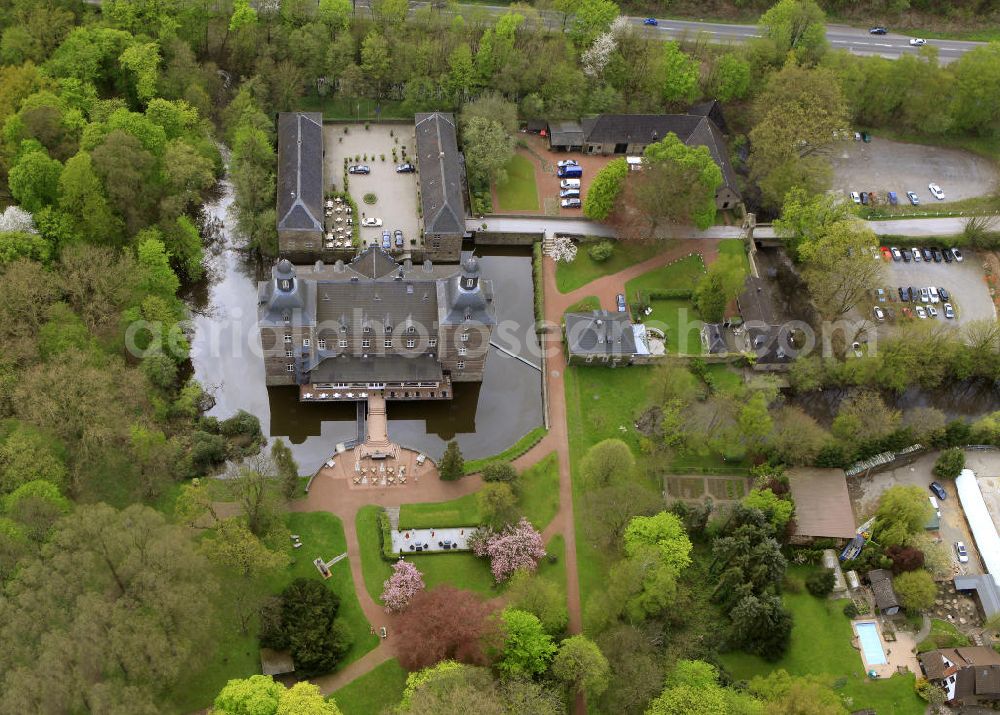 Kettwig / Essen from the bird's eye view: Blick auf das Schloss Hugenpoet ( Hugenpoot ) ist ein dreiteiliges Wasserschloss im Essener Stadtteil Kettwig in den Auenlandschaften des Ruhrtals. Heute wird das feudale Anwesen u.a. als Hotel genutzt. View of the castle Hugenpoet (Hugenpoot) is a three-part water castle in the district of Essen Kettwig.