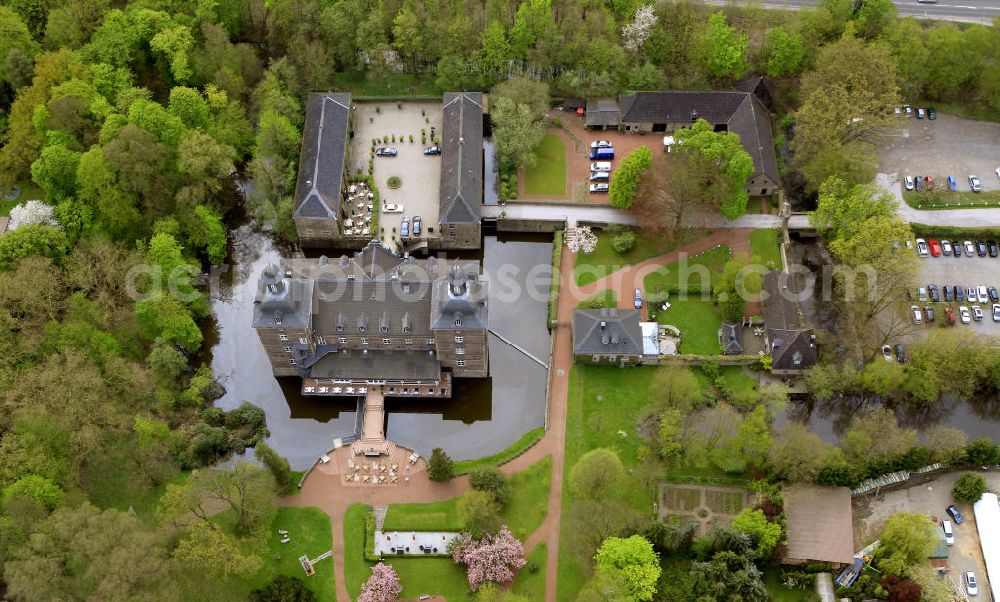 Aerial image Kettwig / Essen - Blick auf das Schloss Hugenpoet ( Hugenpoot ) ist ein dreiteiliges Wasserschloss im Essener Stadtteil Kettwig in den Auenlandschaften des Ruhrtals. Heute wird das feudale Anwesen u.a. als Hotel genutzt. View of the castle Hugenpoet (Hugenpoot) is a three-part water castle in the district of Essen Kettwig.