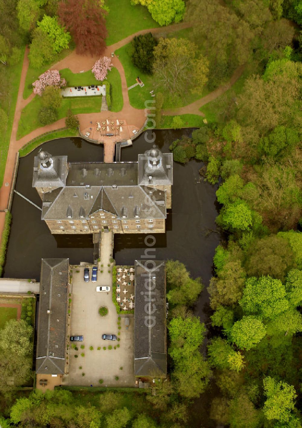 Aerial photograph Kettwig / Essen - Blick auf das Schloss Hugenpoet ( Hugenpoot ) ist ein dreiteiliges Wasserschloss im Essener Stadtteil Kettwig in den Auenlandschaften des Ruhrtals. Heute wird das feudale Anwesen u.a. als Hotel genutzt. View of the castle Hugenpoet (Hugenpoot) is a three-part water castle in the district of Essen Kettwig.