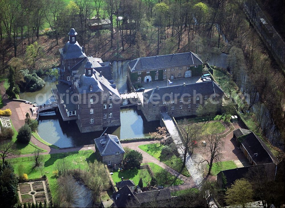 Essen OT Kettwig from the bird's eye view: Castle View Hugenpoet surge in Essen Kettwig district in the state of North Rhine-Westphalia. The moated castle now houses a hotel and a museum