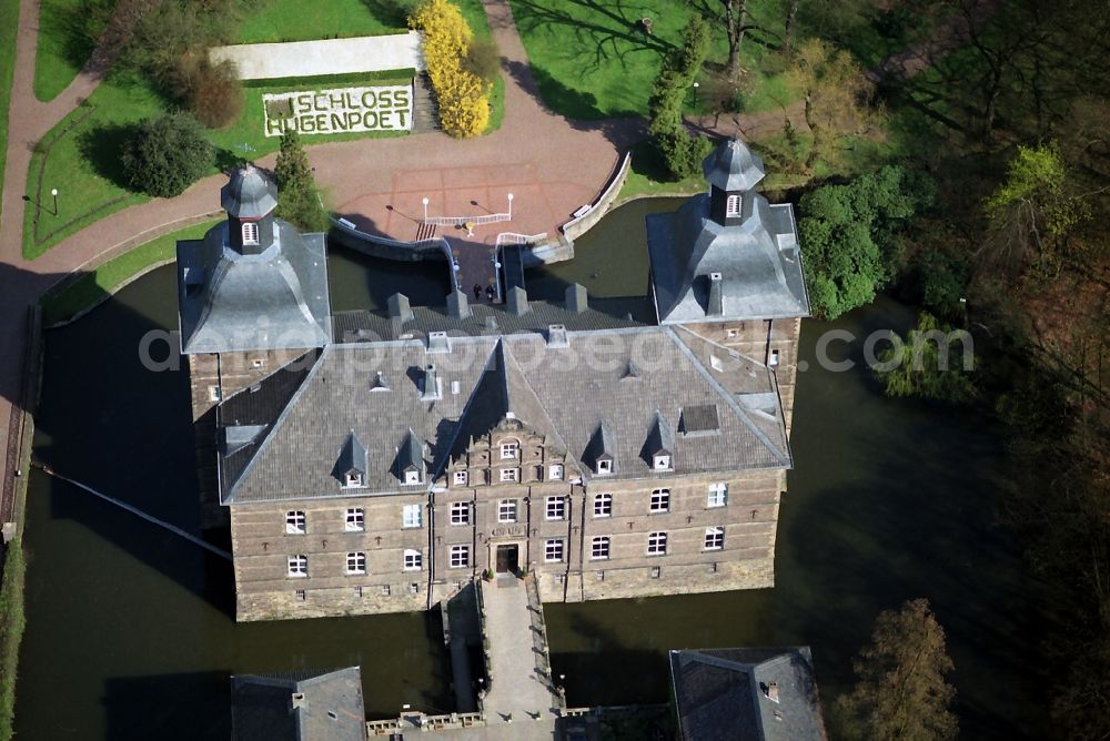 Aerial photograph Essen OT Kettwig - Castle View Hugenpoet surge in Essen Kettwig district in the state of North Rhine-Westphalia. The moated castle now houses a hotel and a museum