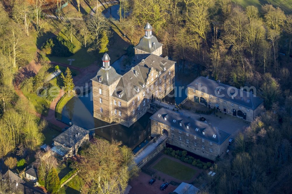 Aerial photograph Essen - Castle View Hugenpoet surge in Essen Kettwig district in the state of North Rhine-Westphalia. The moated castle now houses a hotel and a museum