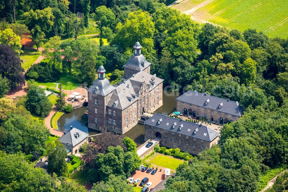 Aerial image Essen - Castle View Hugenpoet surge in Essen Kettwig district in the state of North Rhine-Westphalia. The moated castle now houses a hotel and a museum