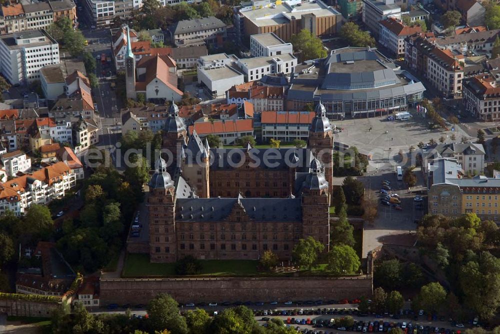 Aschaffenburg from above - Blick auf das Schloss Johannisburg. Das bedeutende Renaissanceschloss wurde von Georg Ridinger erbaut. Kontakt: Schloss- und Gartenverwaltung Aschaffenburg, Schlossplatz 4, 63739 Aschaffenburg Tel.: (0 60 21) 3 86 57-0