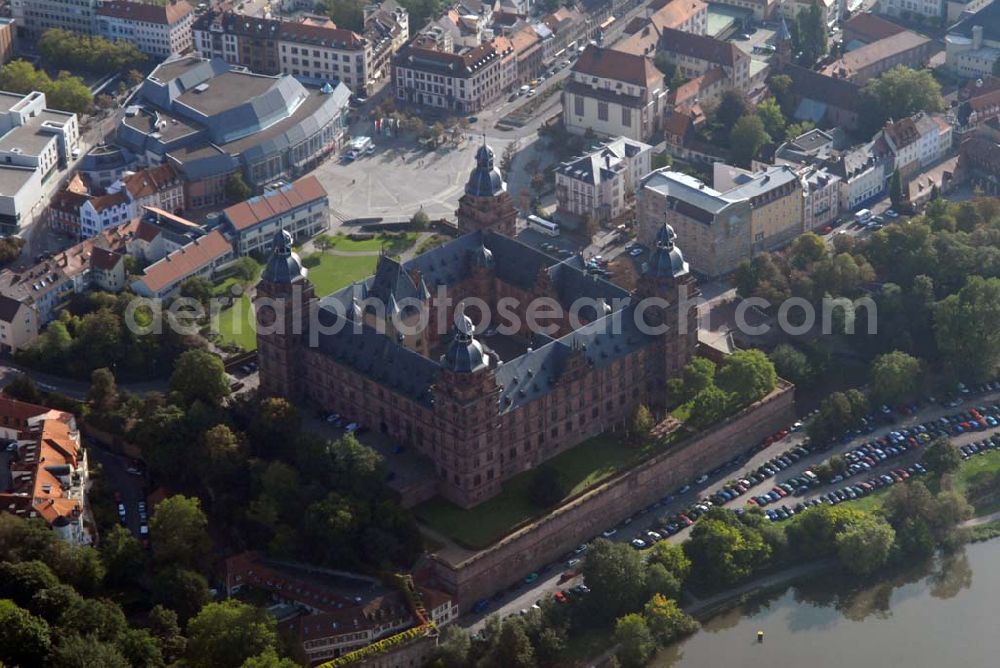 Aschaffenburg from the bird's eye view: Blick auf das Schloss Johannisburg. Das bedeutende Renaissanceschloss wurde von Georg Ridinger erbaut. Kontakt: Schloss- und Gartenverwaltung Aschaffenburg, Schlossplatz 4, 63739 Aschaffenburg Tel.: (0 60 21) 3 86 57-0