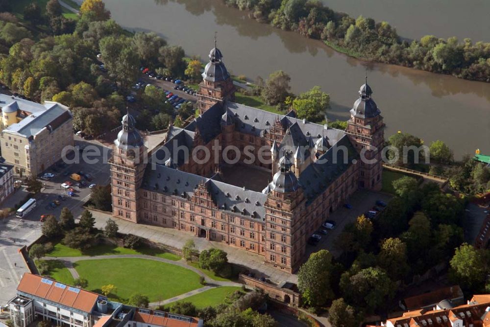 Aschaffenburg from above - Blick auf das Schloss Johannisburg am Main. Das bedeutende Renaissanceschloss wurde von Georg Ridinger erbaut. Kontakt: Schloss- und Gartenverwaltung Aschaffenburg, Schlossplatz 4, 63739 Aschaffenburg Tel.: (0 60 21) 3 86 57-0