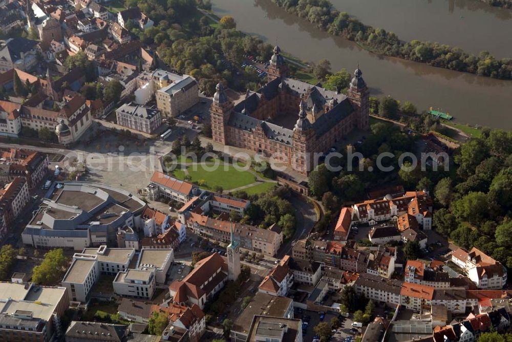 Aschaffenburg from the bird's eye view: Blick auf das Schloss Johannisburg am Main. Das bedeutende Renaissanceschloss wurde von Georg Ridinger erbaut. Kontakt: Schloss- und Gartenverwaltung Aschaffenburg, Schlossplatz 4, 63739 Aschaffenburg Tel.: (0 60 21) 3 86 57-0