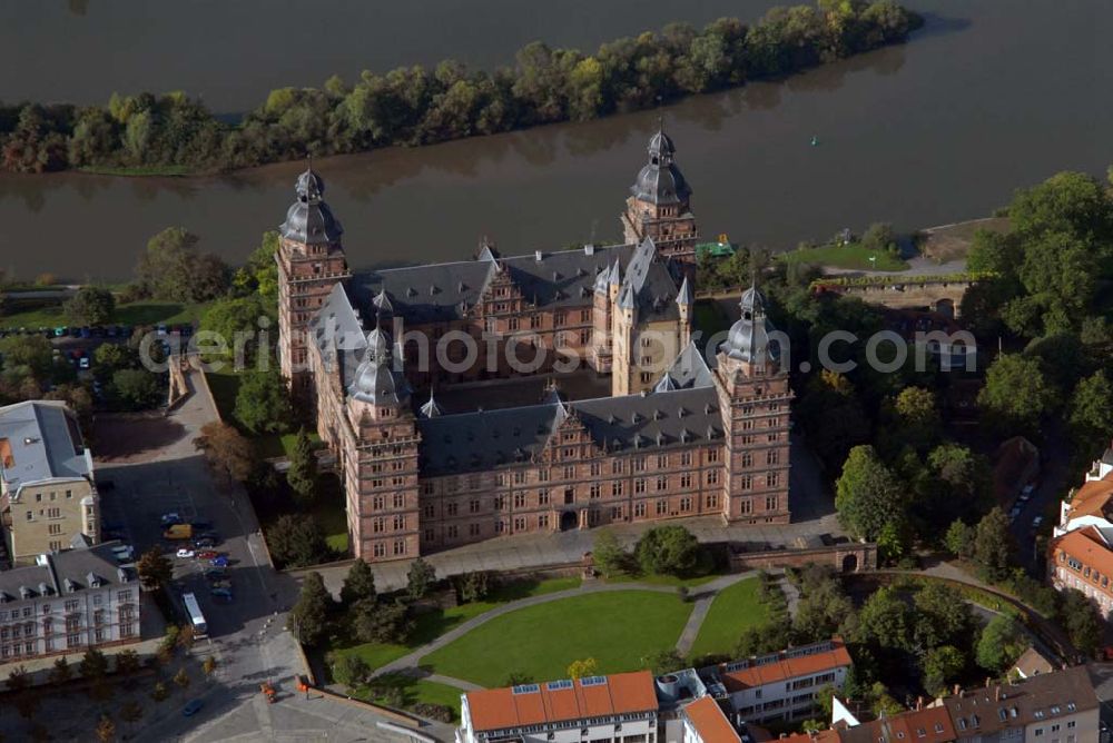 Aerial image Aschaffenburg - Blick auf das Schloss Johannisburg am Main. Das bedeutende Renaissanceschloss wurde von Georg Ridinger erbaut. Kontakt: Schloss- und Gartenverwaltung Aschaffenburg, Schlossplatz 4, 63739 Aschaffenburg Tel.: (0 60 21) 3 86 57-0