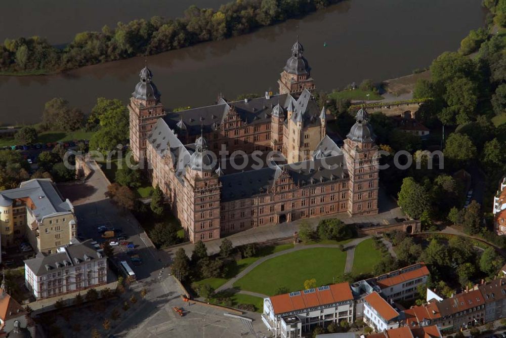 Aerial photograph Aschaffenburg - Blick auf das Schloss Johannisburg am Main. Das bedeutende Renaissanceschloss wurde von Georg Ridinger erbaut. Kontakt: Schloss- und Gartenverwaltung Aschaffenburg, Schlossplatz 4, 63739 Aschaffenburg Tel.: (0 60 21) 3 86 57-0