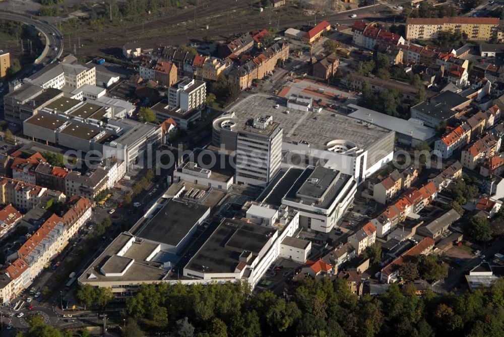 Aschaffenburg from the bird's eye view: Blick auf Nordbayerns größtes Einkaufszentrum City-Galerie. Das Einkaufszentrum City-Galerie in Aschaffenburg hat sich in über 30 Jahren zum Mittelpunkt der Stadt entwickelt. Kontakt: Goldbacher Straße 2, 63739 Aschaffenburg Senta Röttger (Sekretärin Center Management) Tel.: (0 60 21)33 64-25