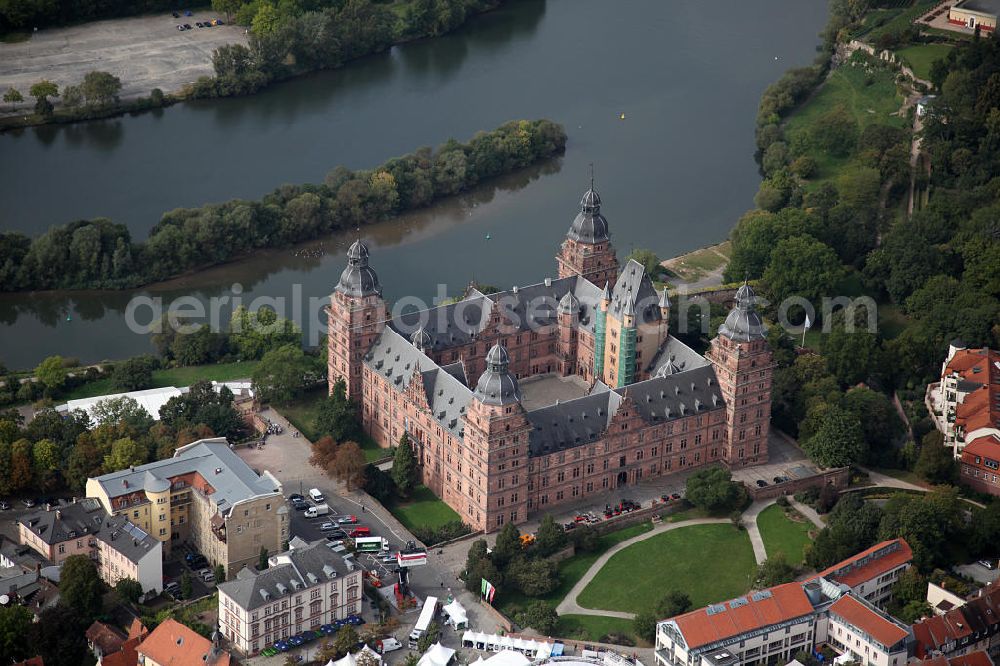 Aerial photograph Aschaffenburg - Schloss Johannisburg, es diente bis 1803 als zweite Residenz der Mainzer Kurfürsten und Erzbischöfe. In der Zeit von 1605 bis 1614 vom Baumeister Georg Ridinger aus Rotsandstein gebaut.Castle Johannesburg, it was built in the period 1605 to 1614 by the architect Georg Ridinger of red sandstone.