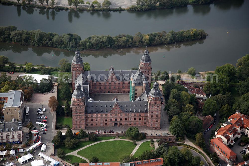 Aschaffenburg from above - Schloss Johannisburg, es diente bis 1803 als zweite Residenz der Mainzer Kurfürsten und Erzbischöfe. In der Zeit von 1605 bis 1614 vom Baumeister Georg Ridinger aus Rotsandstein gebaut.Castle Johannesburg, it was built in the period 1605 to 1614 by the architect Georg Ridinger of red sandstone.