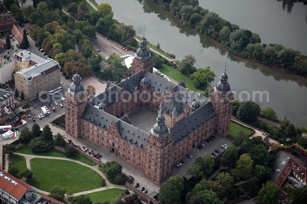 Aschaffenburg from the bird's eye view: Schloss Johannisburg, es diente bis 1803 als zweite Residenz der Mainzer Kurfürsten und Erzbischöfe. In der Zeit von 1605 bis 1614 vom Baumeister Georg Ridinger aus Rotsandstein gebaut.Castle Johannesburg, it was built in the period 1605 to 1614 by the architect Georg Ridinger of red sandstone.