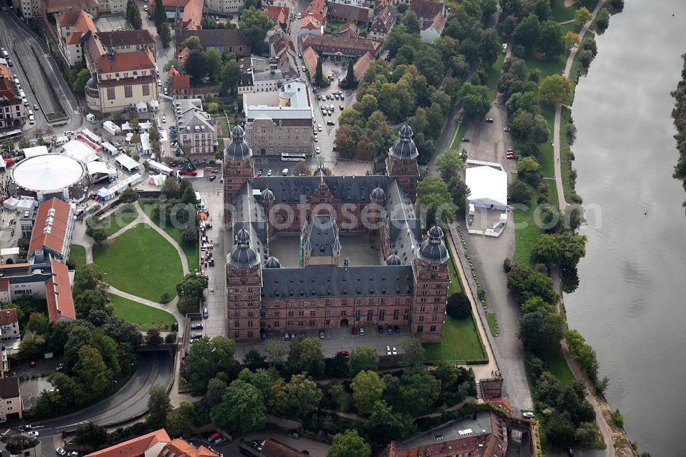 Aerial image Aschaffenburg - Schloss Johannisburg, es diente bis 1803 als zweite Residenz der Mainzer Kurfürsten und Erzbischöfe. In der Zeit von 1605 bis 1614 vom Baumeister Georg Ridinger aus Rotsandstein gebaut.Castle Johannesburg, it was built in the period 1605 to 1614 by the architect Georg Ridinger of red sandstone.