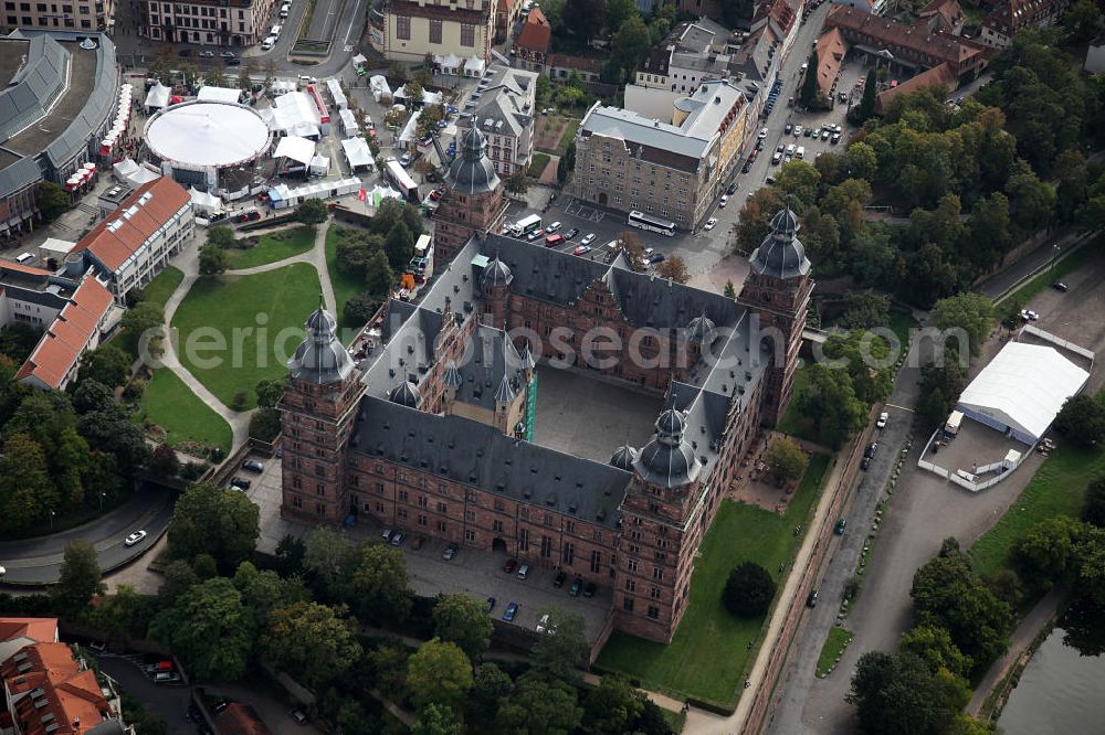 Aerial photograph Aschaffenburg - Schloss Johannisburg, es diente bis 1803 als zweite Residenz der Mainzer Kurfürsten und Erzbischöfe. In der Zeit von 1605 bis 1614 vom Baumeister Georg Ridinger aus Rotsandstein gebaut.Castle Johannesburg, it was built in the period 1605 to 1614 by the architect Georg Ridinger of red sandstone.