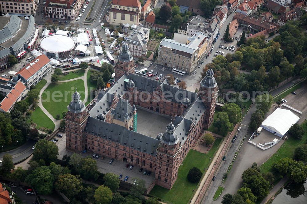 Aschaffenburg from above - Schloss Johannisburg, es diente bis 1803 als zweite Residenz der Mainzer Kurfürsten und Erzbischöfe. In der Zeit von 1605 bis 1614 vom Baumeister Georg Ridinger aus Rotsandstein gebaut.Castle Johannesburg, it was built in the period 1605 to 1614 by the architect Georg Ridinger of red sandstone.