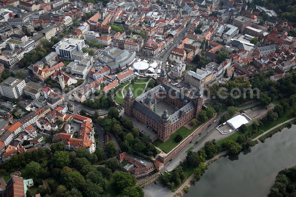 Aschaffenburg from the bird's eye view: Schloss Johannisburg, es diente bis 1803 als zweite Residenz der Mainzer Kurfürsten und Erzbischöfe. In der Zeit von 1605 bis 1614 vom Baumeister Georg Ridinger aus Rotsandstein gebaut.Castle Johannesburg, it was built in the period 1605 to 1614 by the architect Georg Ridinger of red sandstone.