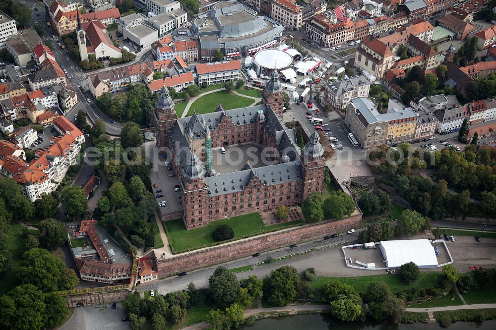 Aerial image Aschaffenburg - Schloss Johannisburg, es diente bis 1803 als zweite Residenz der Mainzer Kurfürsten und Erzbischöfe. In der Zeit von 1605 bis 1614 vom Baumeister Georg Ridinger aus Rotsandstein gebaut.Castle Johannesburg, it was built in the period 1605 to 1614 by the architect Georg Ridinger of red sandstone.