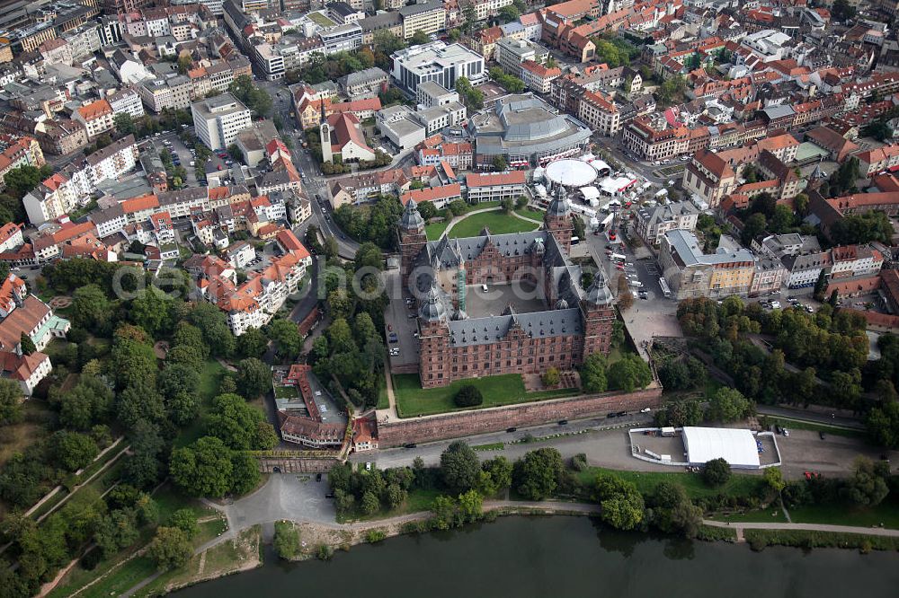 Aerial photograph Aschaffenburg - Schloss Johannisburg, es diente bis 1803 als zweite Residenz der Mainzer Kurfürsten und Erzbischöfe. In der Zeit von 1605 bis 1614 vom Baumeister Georg Ridinger aus Rotsandstein gebaut.Castle Johannesburg, it was built in the period 1605 to 1614 by the architect Georg Ridinger of red sandstone.