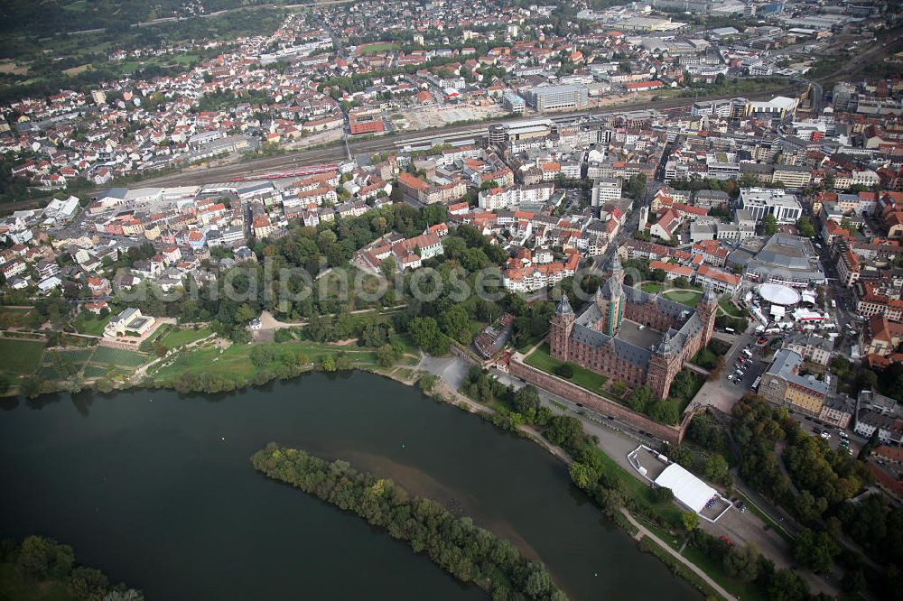 Aschaffenburg from above - Schloss Johannisburg, es diente bis 1803 als zweite Residenz der Mainzer Kurfürsten und Erzbischöfe. In der Zeit von 1605 bis 1614 vom Baumeister Georg Ridinger aus Rotsandstein gebaut.Castle Johannesburg, it was built in the period 1605 to 1614 by the architect Georg Ridinger of red sandstone.