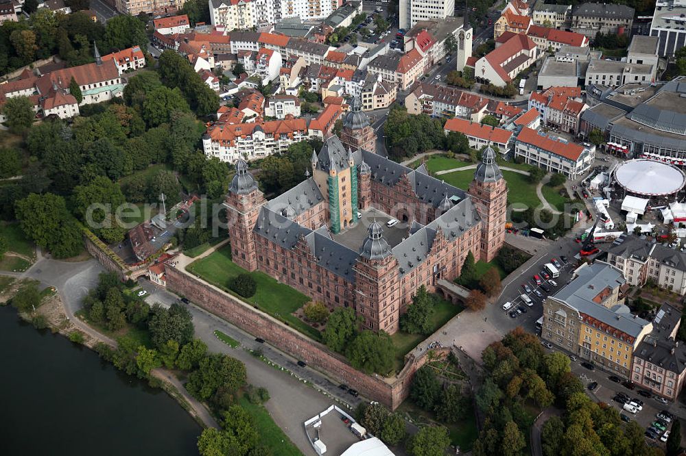 Aschaffenburg from the bird's eye view: Schloss Johannisburg, es diente bis 1803 als zweite Residenz der Mainzer Kurfürsten und Erzbischöfe. In der Zeit von 1605 bis 1614 vom Baumeister Georg Ridinger aus Rotsandstein gebaut.Castle Johannesburg, it was built in the period 1605 to 1614 by the architect Georg Ridinger of red sandstone.