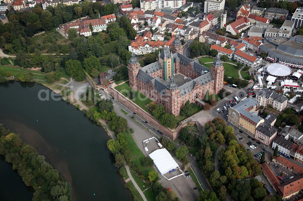 Aerial image Aschaffenburg - Schloss Johannisburg, es diente bis 1803 als zweite Residenz der Mainzer Kurfürsten und Erzbischöfe. In der Zeit von 1605 bis 1614 vom Baumeister Georg Ridinger aus Rotsandstein gebaut.Castle Johannesburg, it was built in the period 1605 to 1614 by the architect Georg Ridinger of red sandstone.