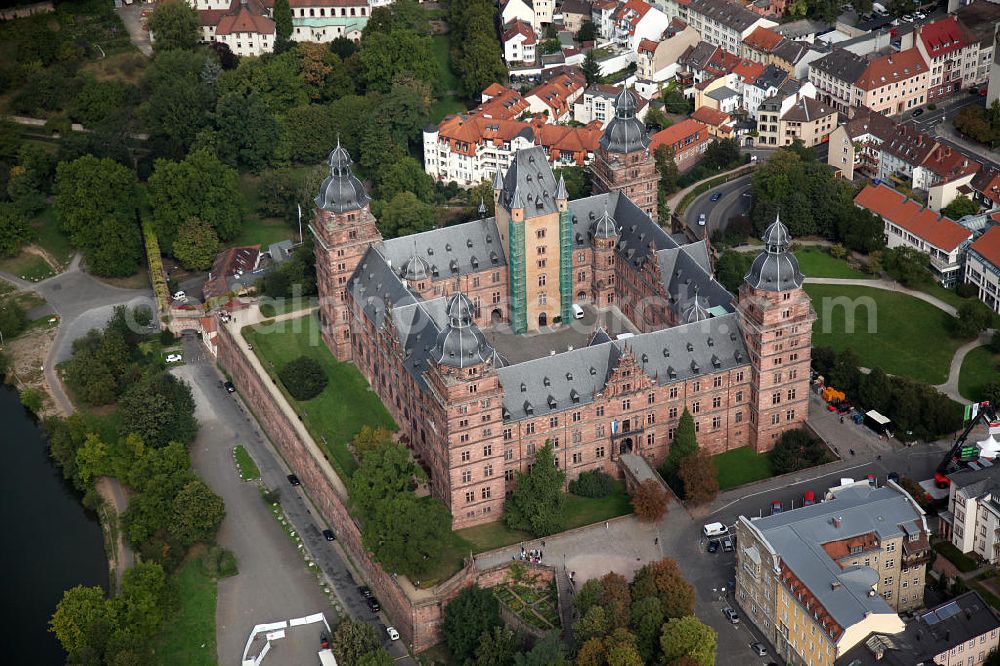 Aerial photograph Aschaffenburg - Schloss Johannisburg, es diente bis 1803 als zweite Residenz der Mainzer Kurfürsten und Erzbischöfe. In der Zeit von 1605 bis 1614 vom Baumeister Georg Ridinger aus Rotsandstein gebaut.Castle Johannesburg, it was built in the period 1605 to 1614 by the architect Georg Ridinger of red sandstone.